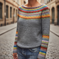 Maglione da donna grigio con righe nordiche colorate