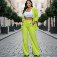 Completo da donna con pantaloni e blazer in materiale di qualità