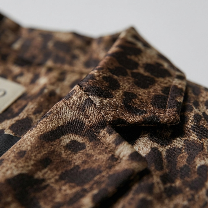 Completo da donna con blazer doppiopetto con cintura e pantaloni stampa leopardata