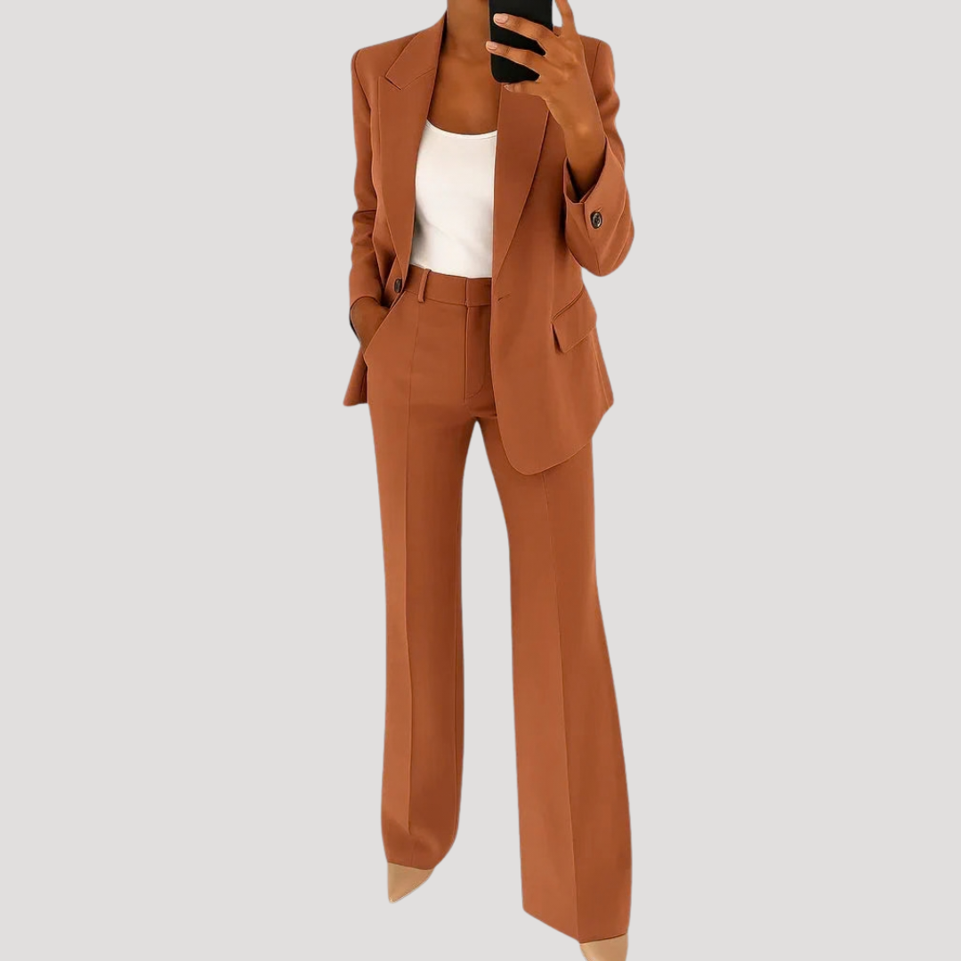 Completo elegante da donna in seta smart senza maniche, aderente con bottoni  