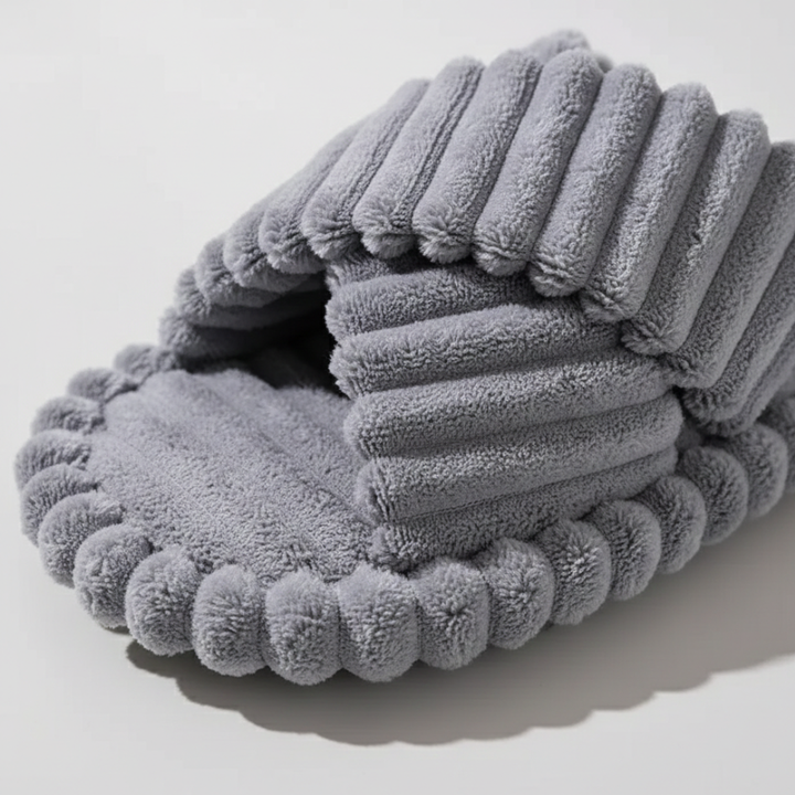 Pantofole da donna con fasce incrociate in peluche e suola spessa