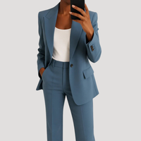 Completo elegante da donna in seta smart senza maniche, aderente con bottoni  