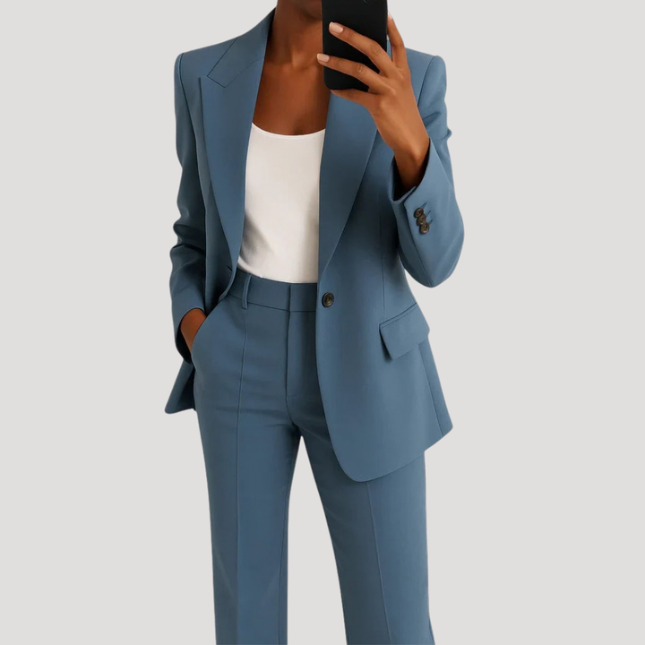 Completo elegante da donna in seta smart senza maniche, aderente con bottoni  
