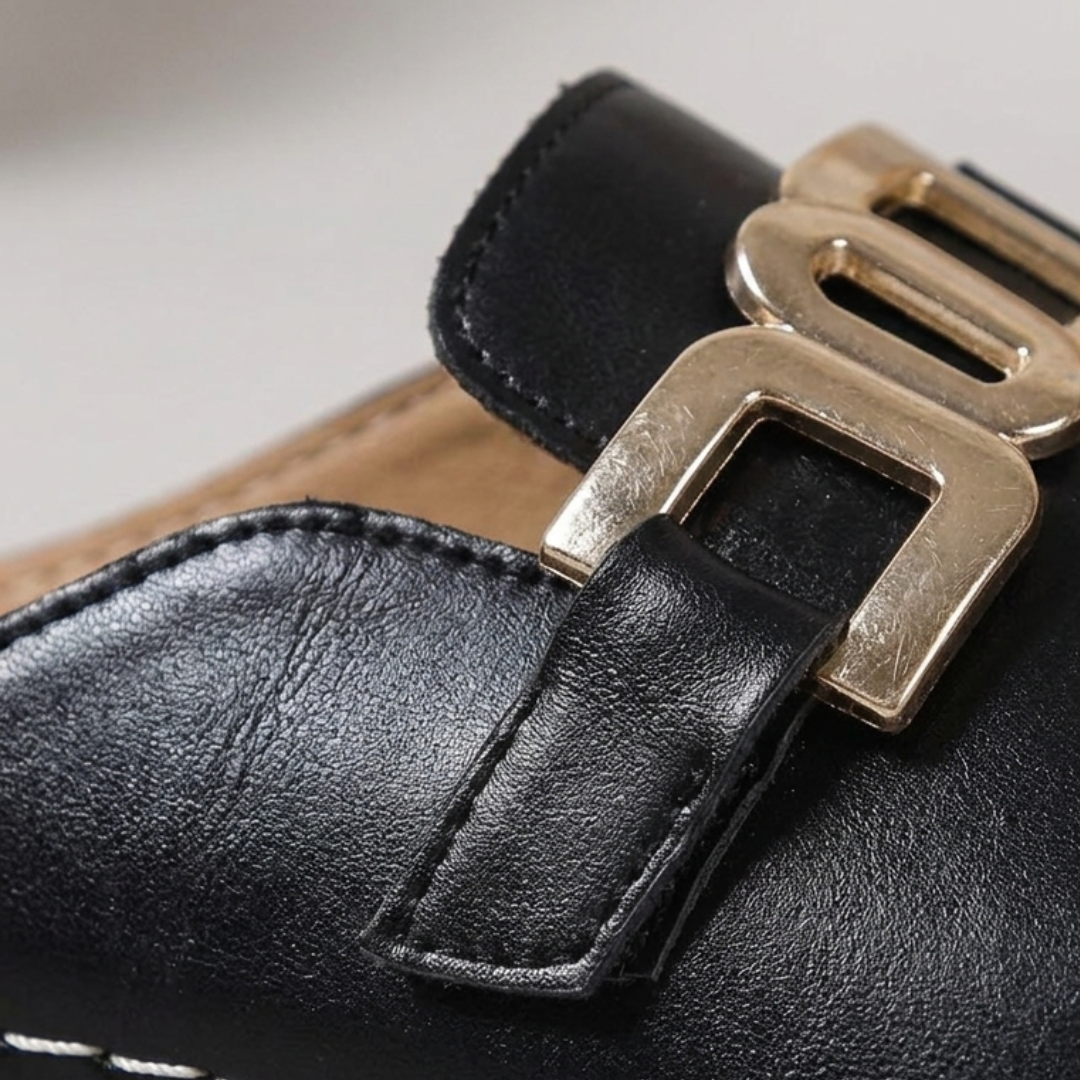Sandali slip-on da donna con punta aperta, fibbia metallica e tacco a zeppa