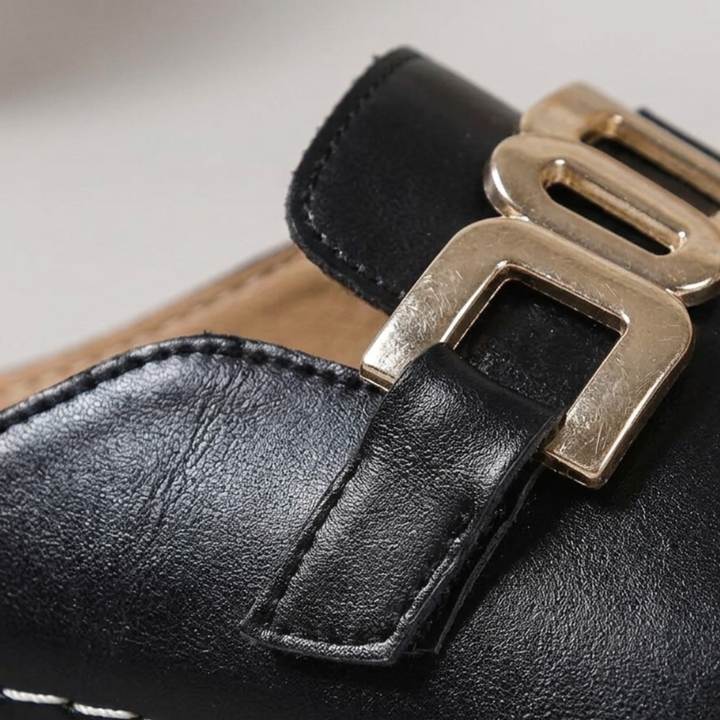 Sandali slip-on da donna con punta aperta, fibbia metallica e tacco a zeppa