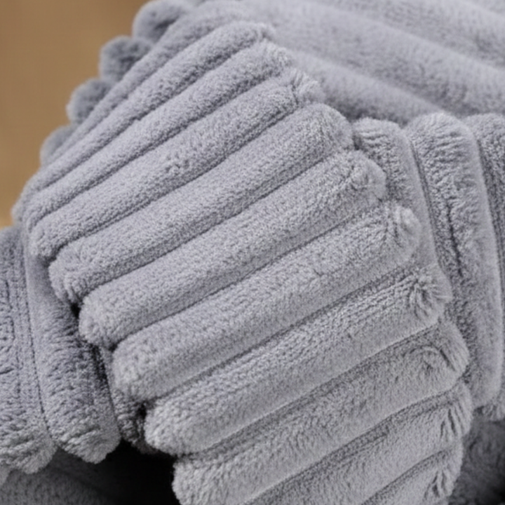 Pantofole da donna con fasce incrociate in peluche e suola spessa