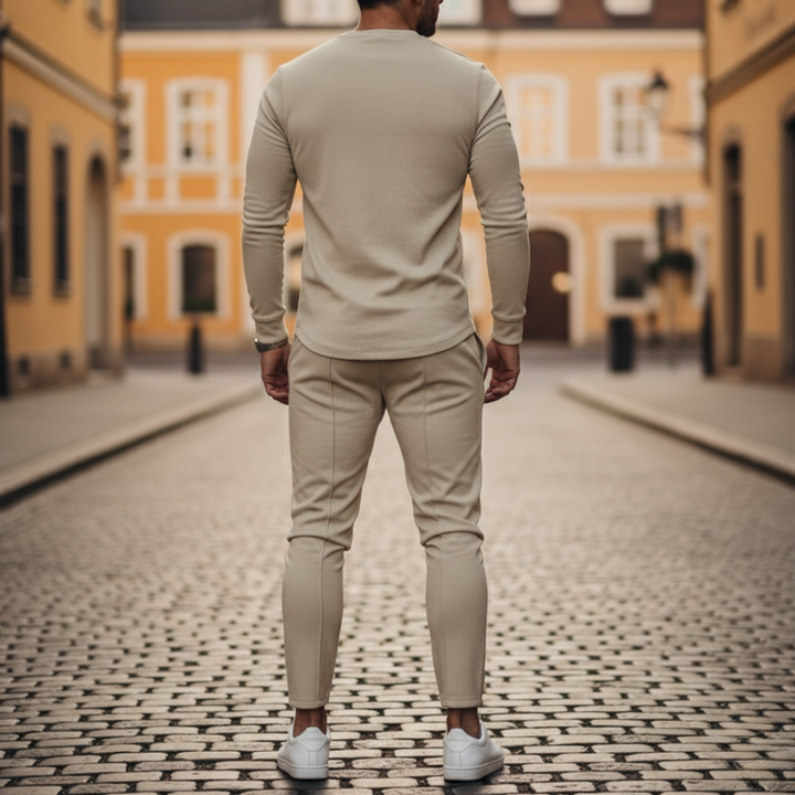 Completo coordinato da uomo in maglia con pantaloni slim e felpa girocollo