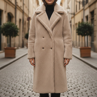 Lungo cappotto teddy da donna in materiale di qualità