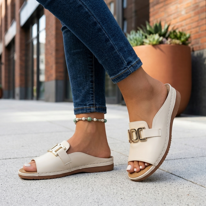 Sandali slip-on da donna con punta aperta, fibbia metallica e tacco a zeppa