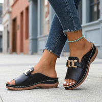 Sandali slip-on da donna con punta aperta, fibbia metallica e tacco a zeppa