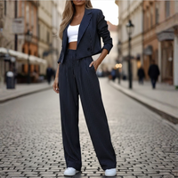 Elegante completo da donna nero a righe con blazer corto e pantaloni a gamba larga