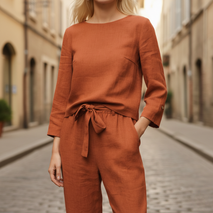 Completo da donna: pantaloni e top in morbido tessuto misto