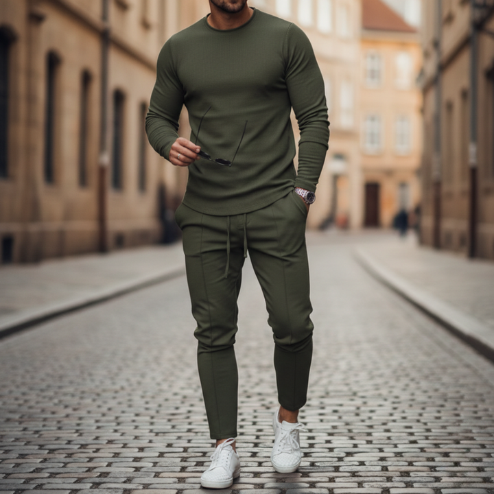 Completo coordinato da uomo in maglia con pantaloni slim e felpa girocollo