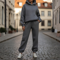 Tuta da donna con cappuccio in tessuti sportivi eleganti misti