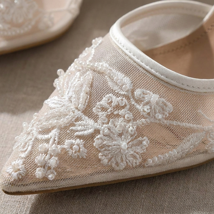 Décolleté da donna in rete ricamata con punta a punta e tacco a spillo slip-on