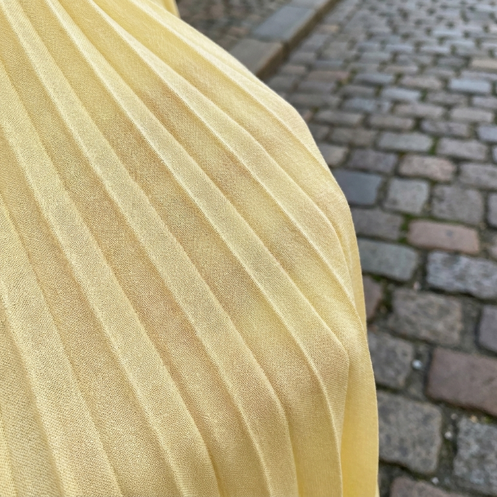 Abito da donna plissettato con scollo a V e texture | Elegante abito midi senza maniche  