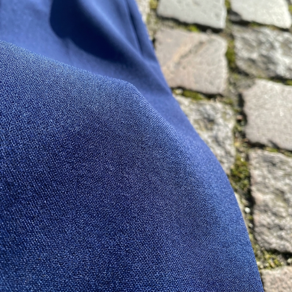 Completo blazer e pantaloni aderenti eleganti da donna con bottoni  