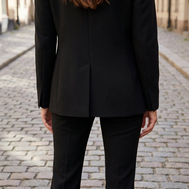 Completo elegante da donna in tessuto con blazer e pantaloni aderenti  
