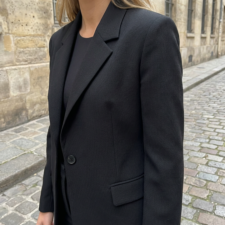 Completo elegante da donna in tessuto con blazer e pantaloni aderenti  