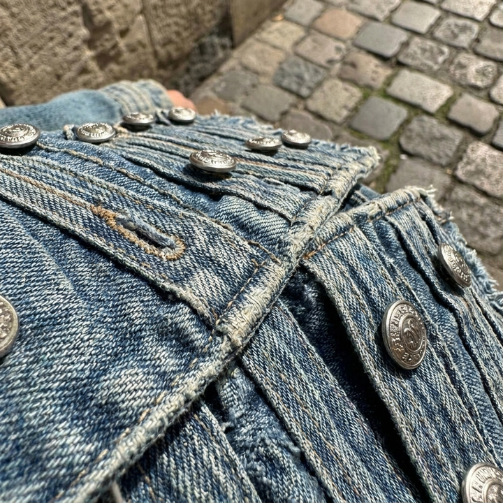 Stile estivo da donna in denim senza maniche con bottoni  