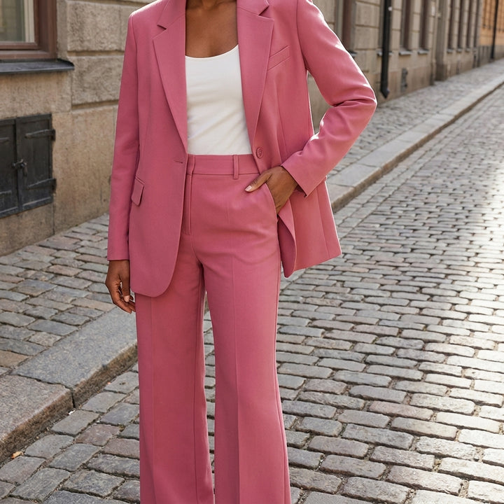Completo elegante da donna in tessuto con blazer e pantaloni aderenti  