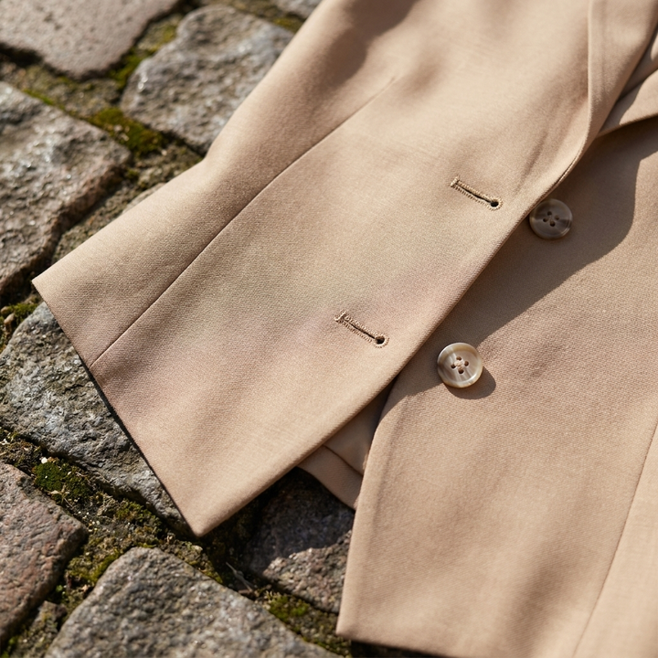 Completo elegante da donna in seta smart senza maniche, aderente con bottoni  