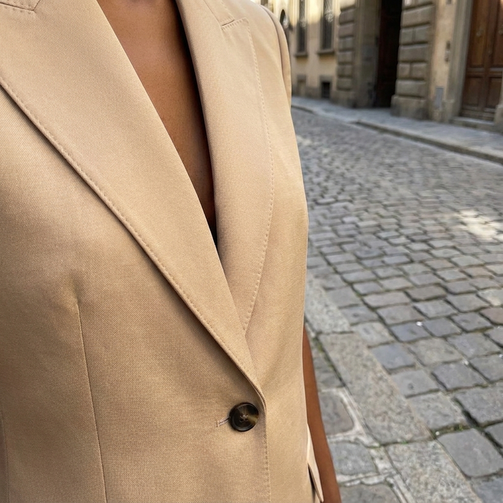 Completo elegante da donna in seta smart senza maniche, aderente con bottoni  