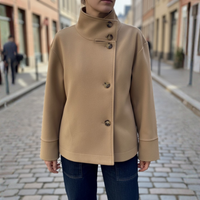 Cappotto da donna con collo alto e bottoni