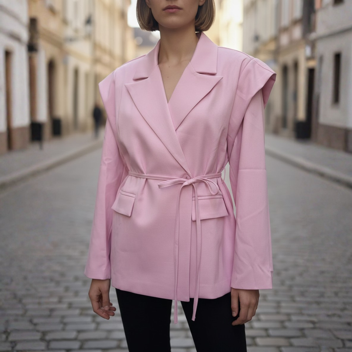Giacca blazer da donna con cintura e spalle strutturate
